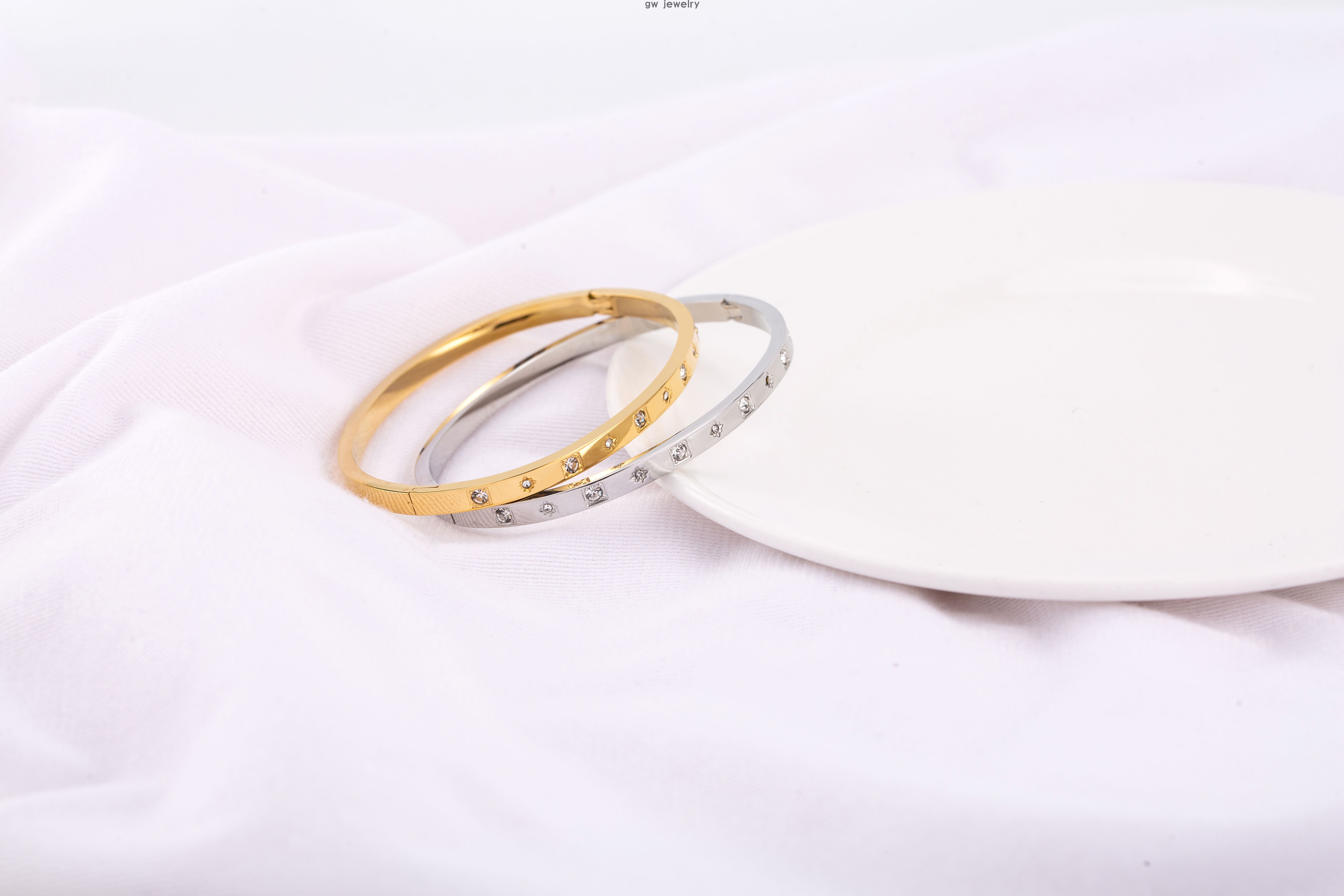 Fashionable and simple bracelet